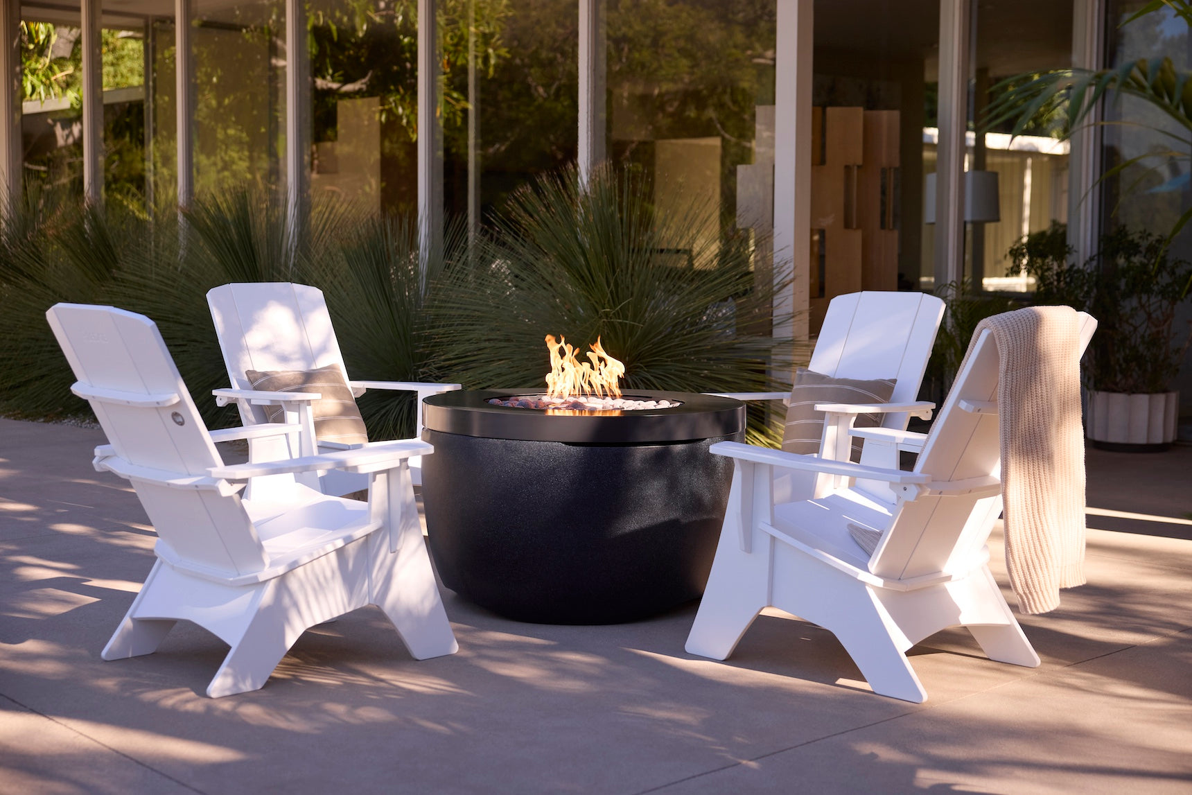Ledge Lounger Halo Aglow Fire Pit Bundle
