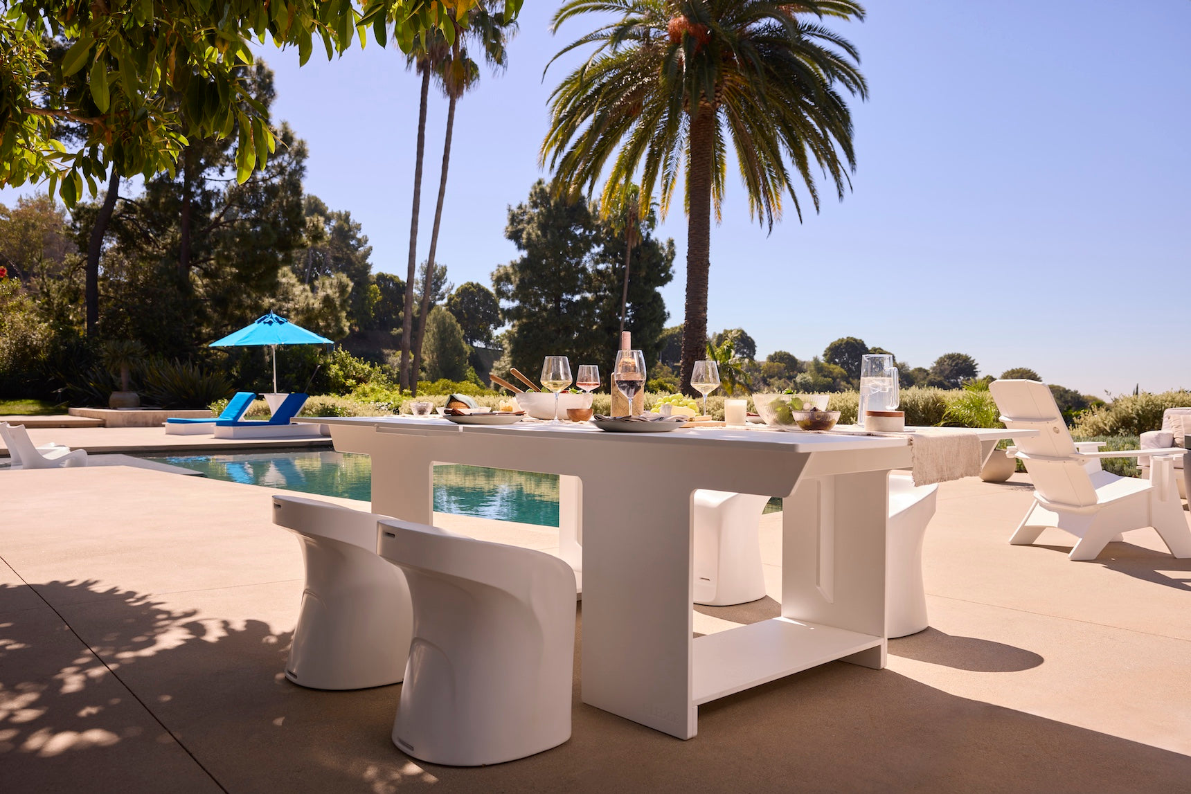 Ledge Lounger Table Tennis and Barstools Gathering Set