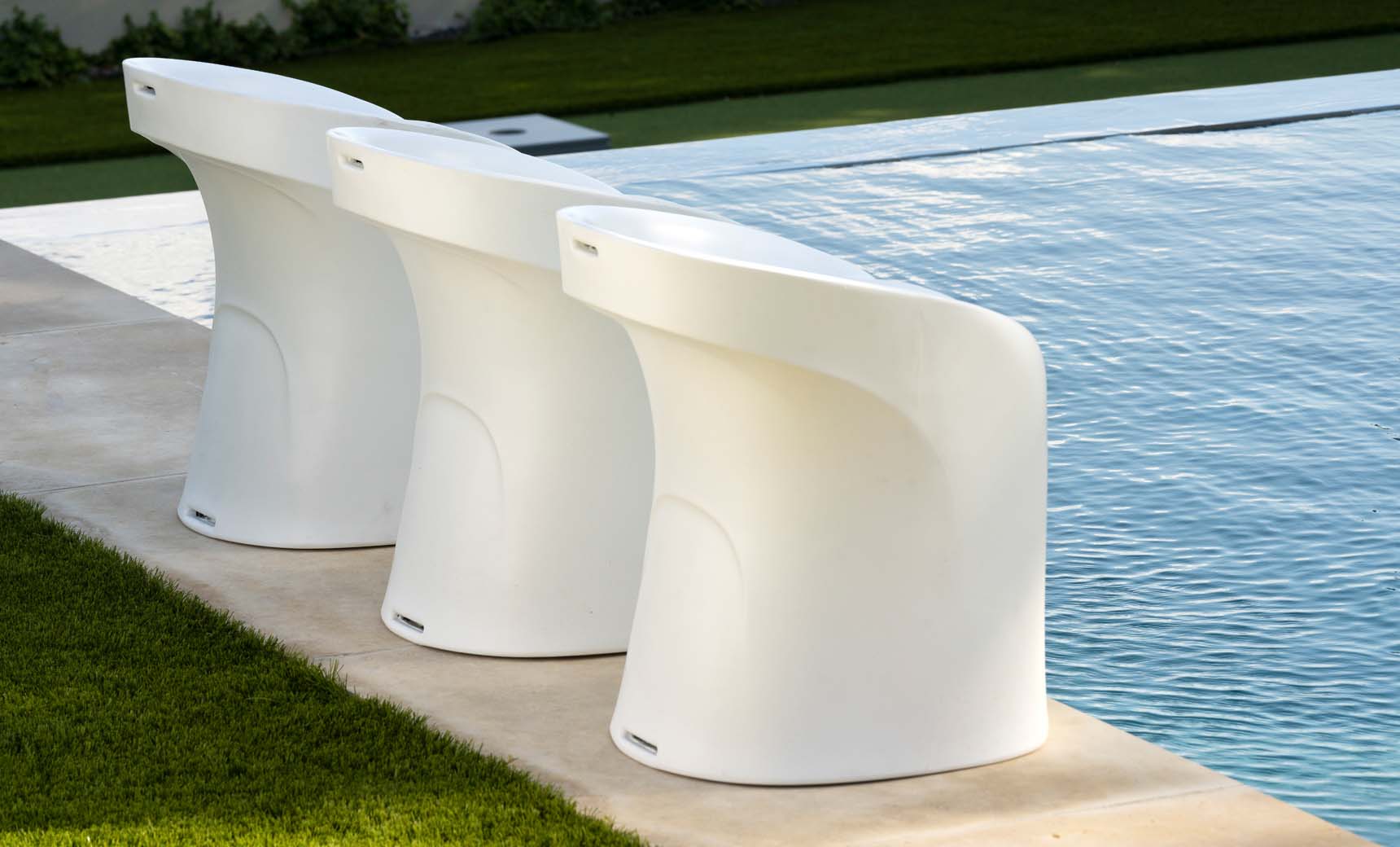 Ledge Lounger Table Tennis and Barstools Gathering Set