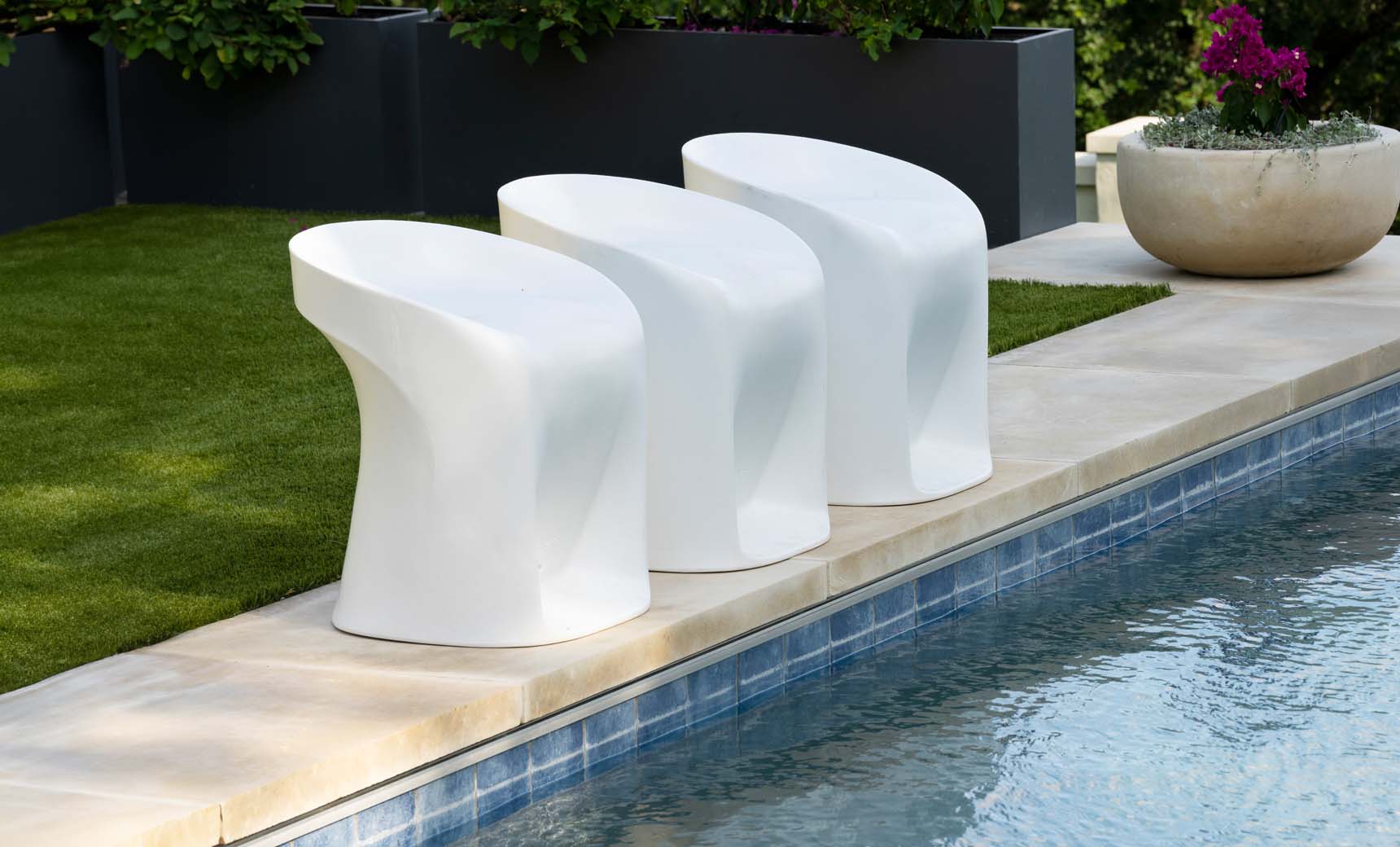 Ledge Lounger Table Tennis and Barstools Gathering Set